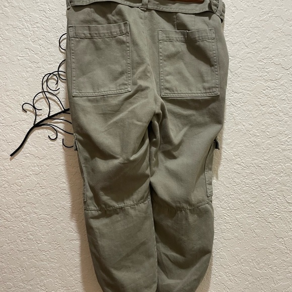 Banana Republic cargo capri in olive green/ sage color. Comes w/ matching belt. - Picture 9 of 16